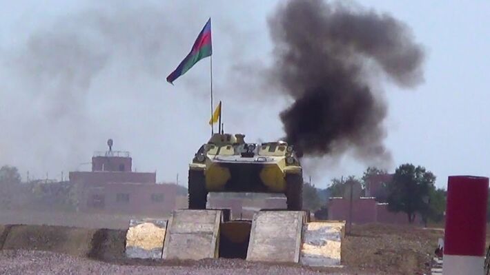 Подрыв азербайджанских танков на границе с Арменией заставит Баку нанести ответный удар