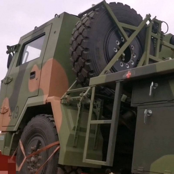 Photos of the Chinese MLRS B-12 based on the FAW 4x4 for the airborne troops appeared