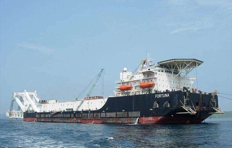 Трубоукладочная баржа «Фортуна» покинула порт Мукран