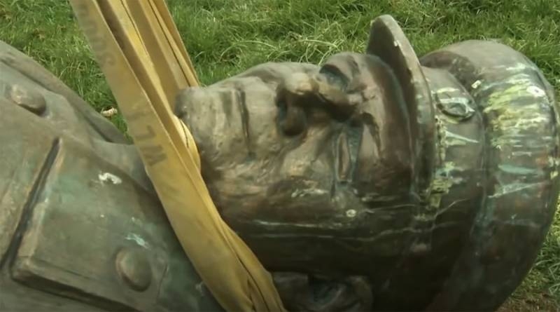 В Чехии: Памятник советскому маршалу убрали, а памятник австрийскому маршалу готовы поставить