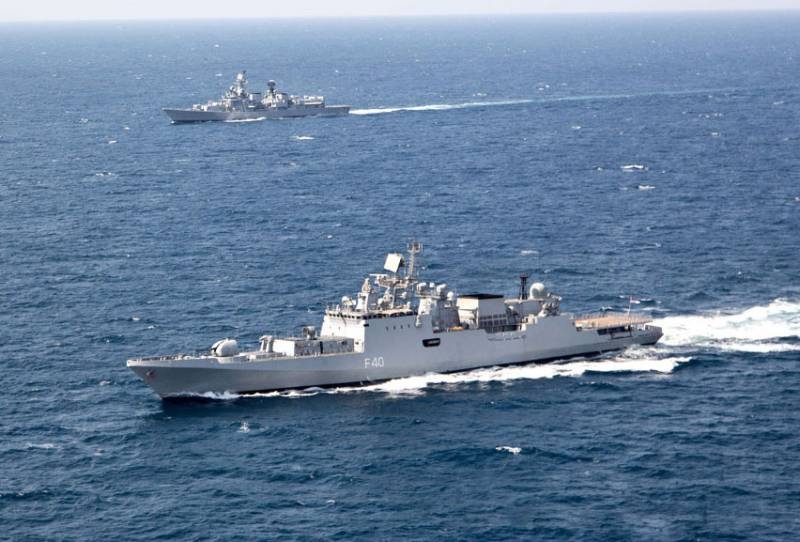 In India: Chinese Navy ship turned back, «seeing» индийские боевые корабли