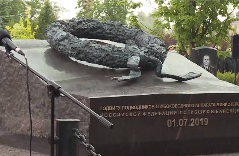 En San Petersburgo se inauguró un monumento a los submarinistas que murieron en el mar de Barents