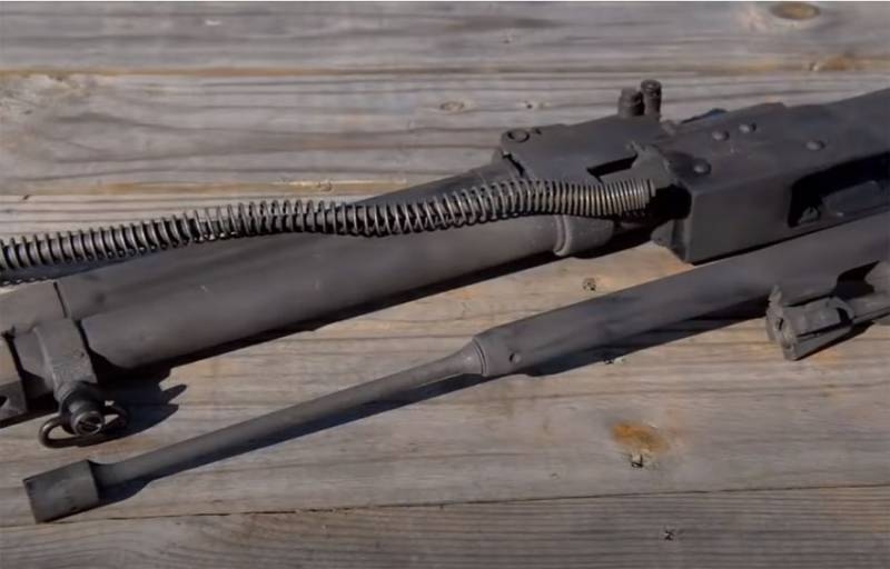 Online showed, how a foreign copy of a Kalashnikov assault rifle tore apart when fired