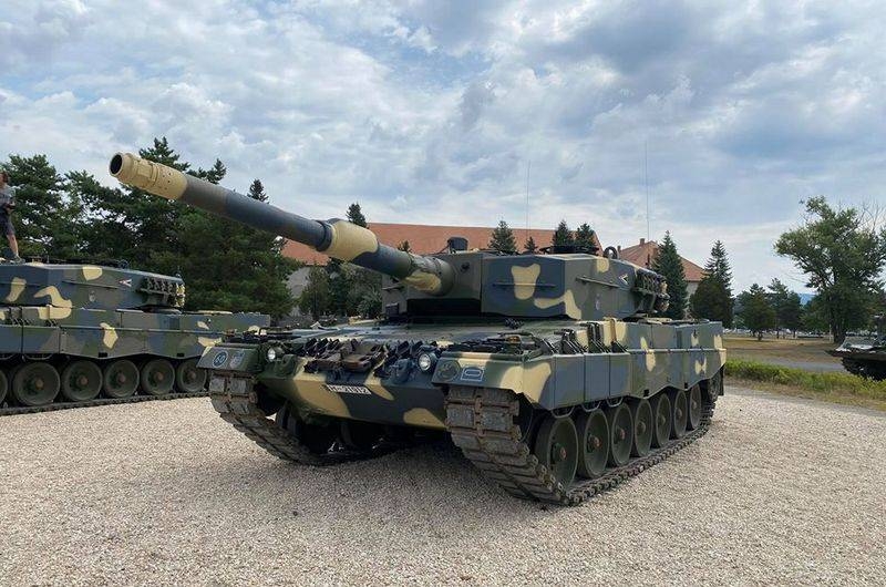 Hungary is armed with German tanks Leopard 2A4