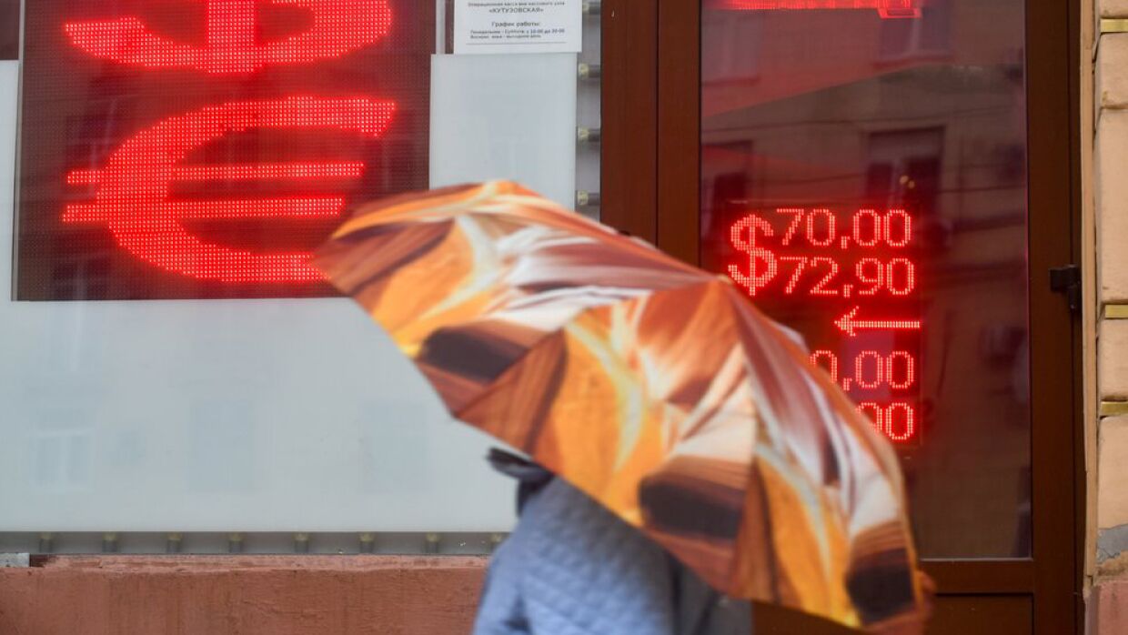 Пять способов сохранить сбережения на фоне падающего рубля