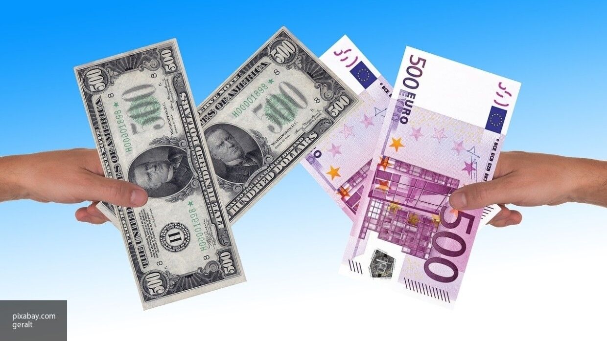 ЦБ снизил официальные курсы доллара и евро на 1 сентября