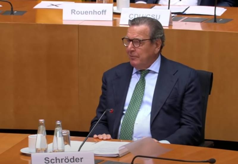 «Что для него важнее – труба или права человека»: в Бундестаге требуют от Шрёдера покинуть компанию «Flux Nord»