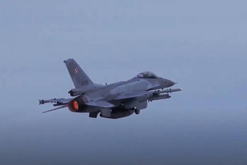 Макет авиабомбы упал на польский город во время полёта истребителя F-16