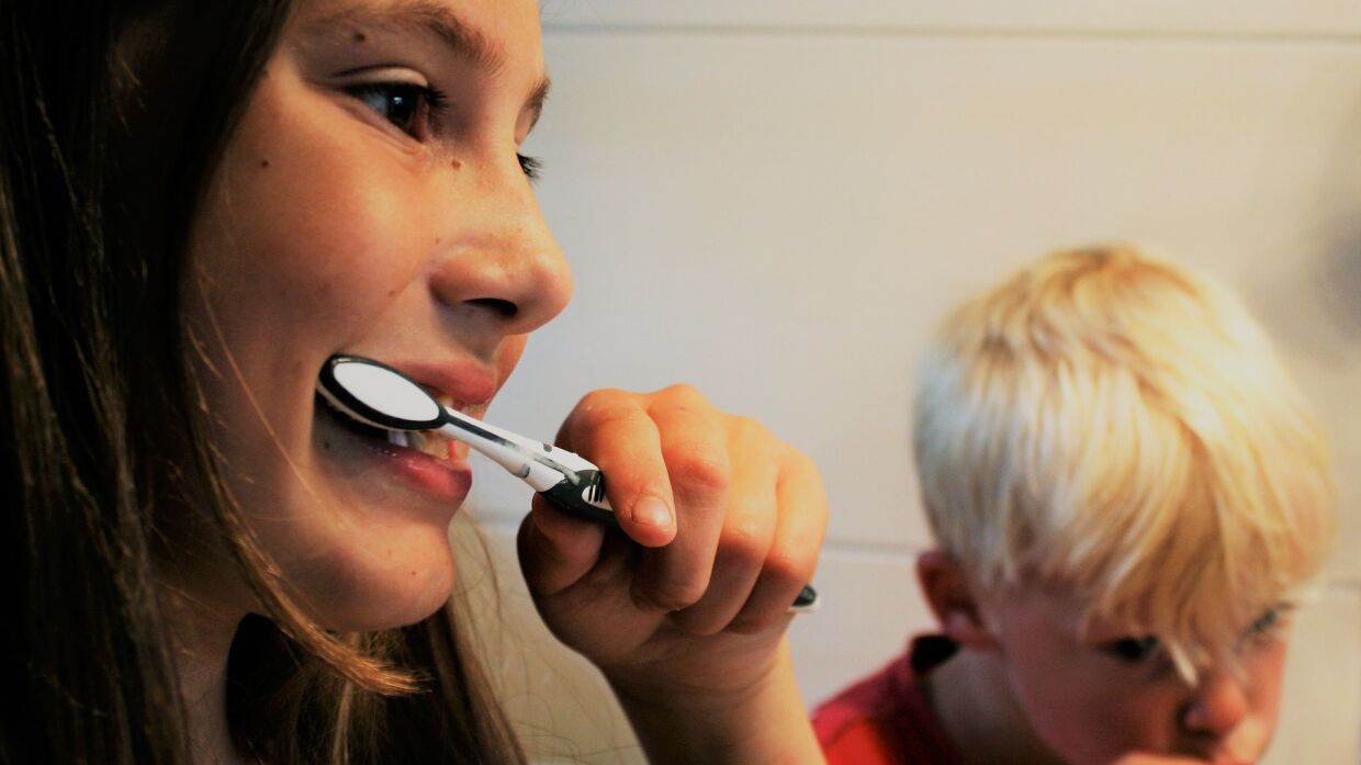 О чем говорит налет на зубах у взрослого и ребенка, и как избавиться от него в домашних условиях