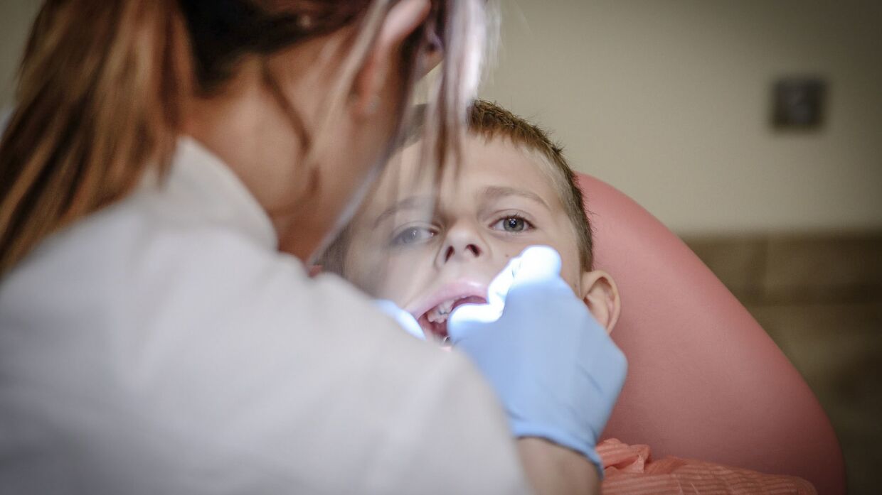 О чем говорит налет на зубах у взрослого и ребенка, и как избавиться от него в домашних условиях