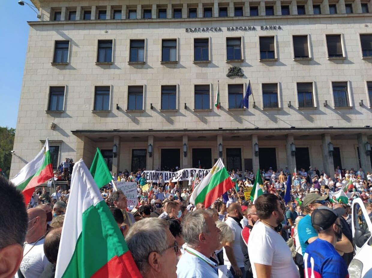 Why does the President of Bulgaria support those, who is storming parliament