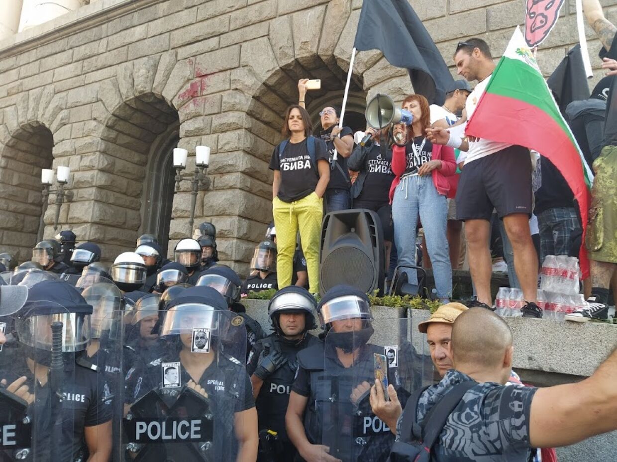 Why does the President of Bulgaria support those, who is storming parliament