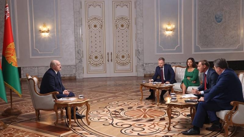 白俄罗斯总统向俄罗斯记者解释他最近持机关枪出现的情况