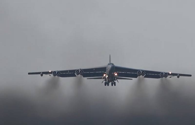 US Air Force B-52 strategic bombers flew over Genichesk - north of Crimea