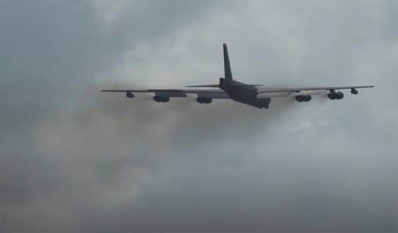 Участвовавший несколько дней назад в «миссии» над Чёрным морем самолёт B-52 ВВС США подал аварийный сигнал над Британией
