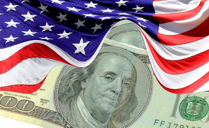 Зачем Трамп сам обрушивает курс доллара