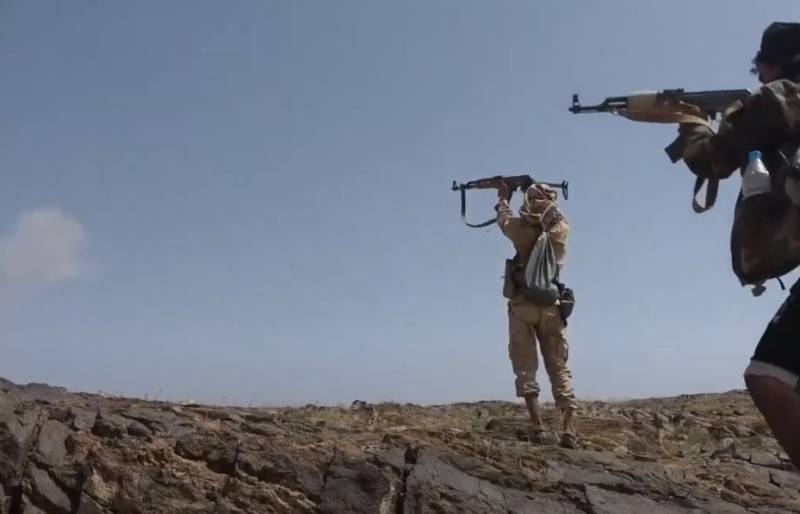 «Madness or heroism»: Houthi footage is being discussed, carrying out a wounded comrade under fire from small arms