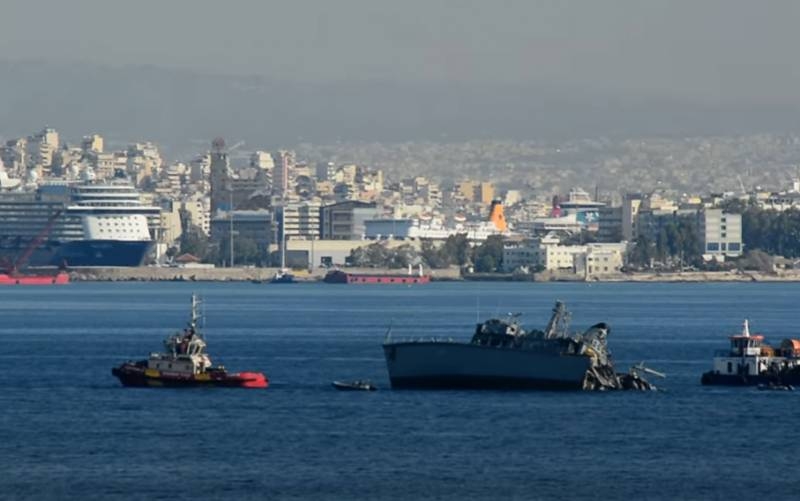 Грузовое судно оторвало корму у минного тральщика ВМС Греции близ порта Пирей