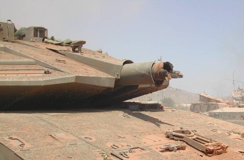 Photos of Israeli tank appeared on the web «Merkava» with a torn off gun barrel