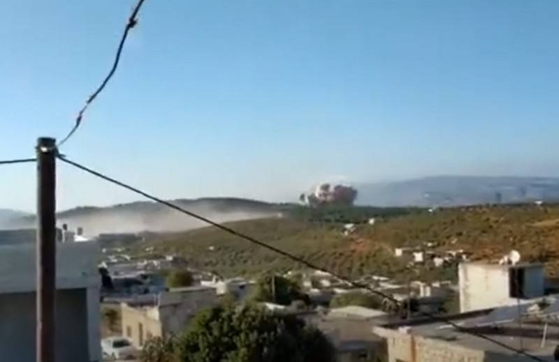 Une vidéo de la frappe aérienne des Forces aérospatiales russes sur le camp d'entraînement de militants à Idlib est apparue sur le Web