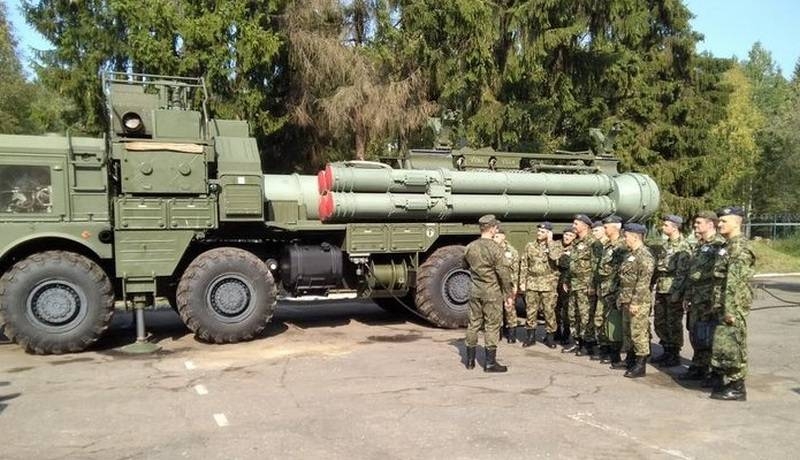 A video of the launch of 9M96 missiles with the MZKT-7930 S-400 air defense system appeared on the Web