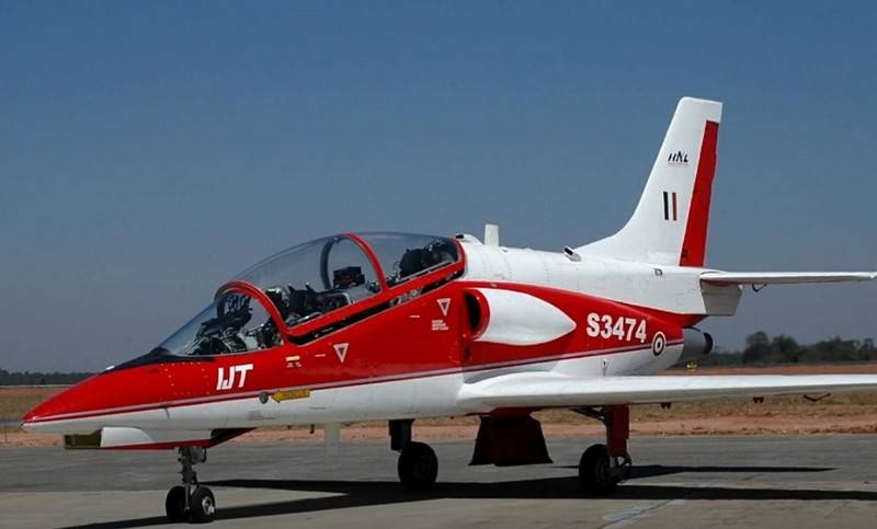 Indian training aircraft HJT-36 Sitara taught to do «barrel»