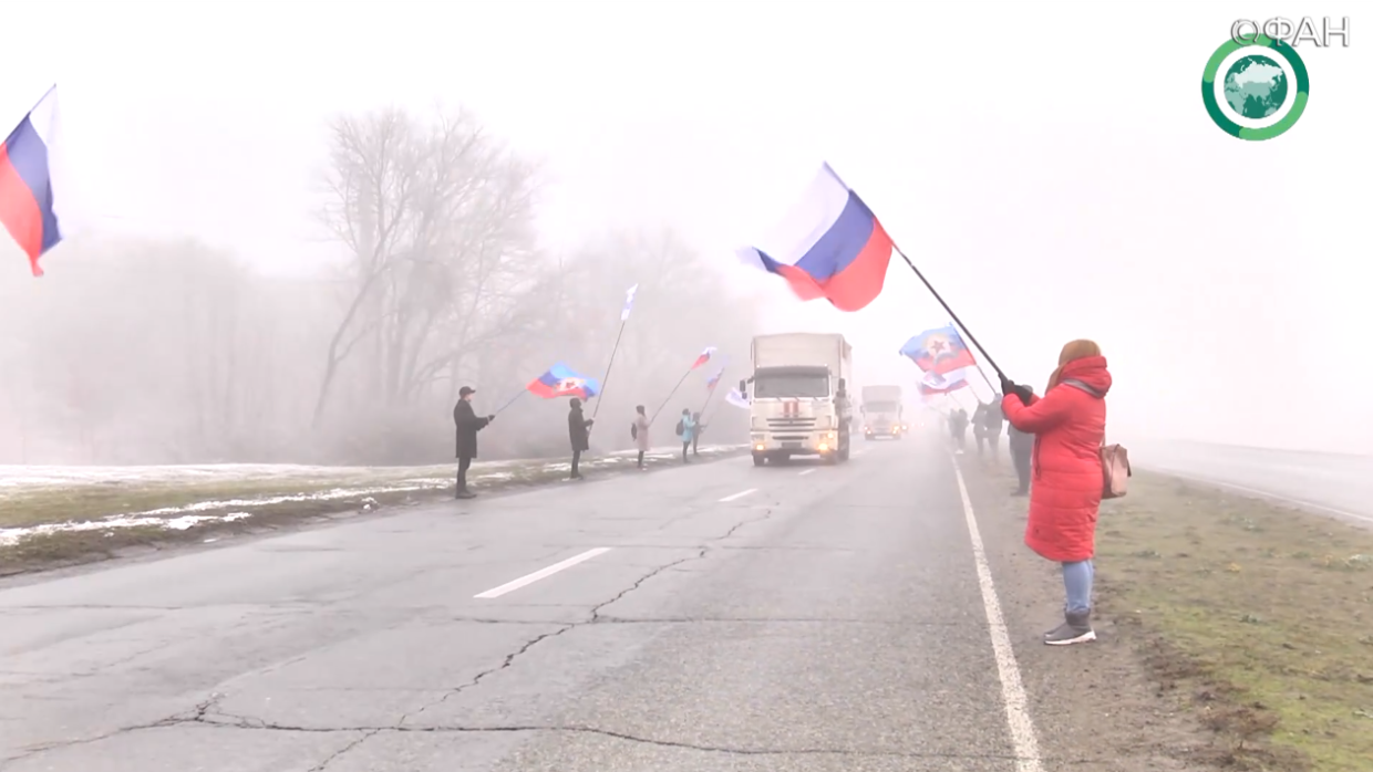 Un convoi de gomme anniversaire de Russie solennellement accueilli à Lougansk