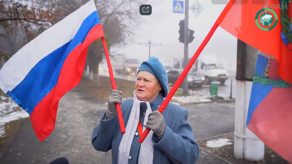 Un convoi de gomme anniversaire de Russie solennellement accueilli à Lougansk