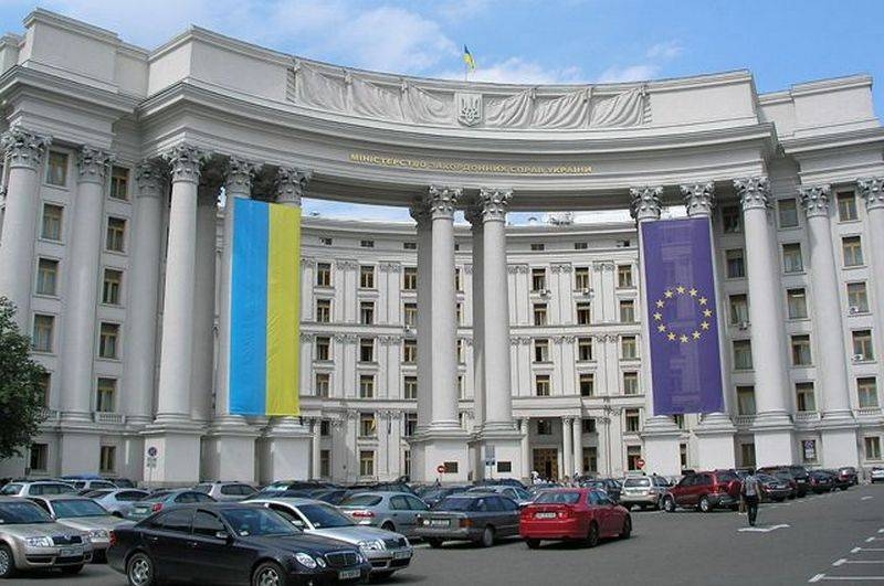 Киев выразил решительный протест из-за признания Россией документов и регистрационных знаков ЛДНР
