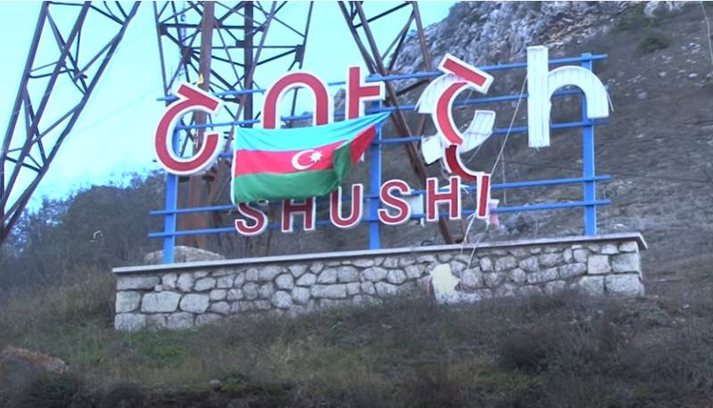 阿塞拜疆国防部在舒沙和城市空荡荡的街道上展示了带有阿塞拜疆国旗的镜头