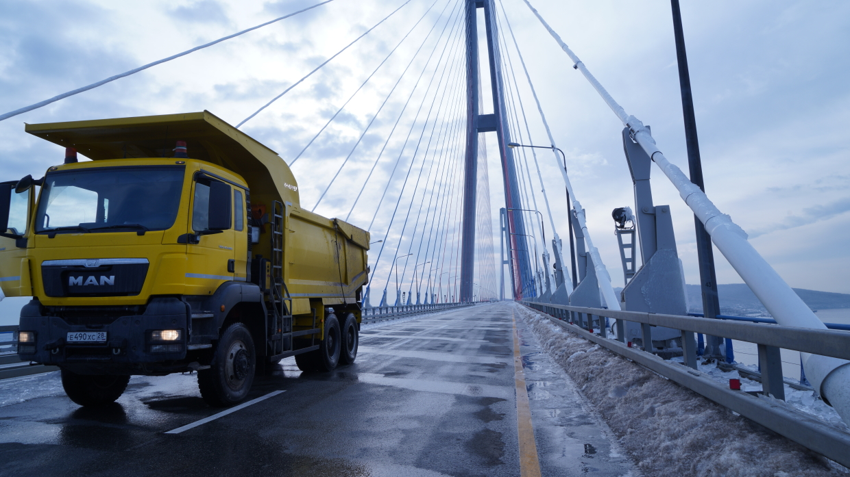 Наледь на Русском мосту может обойтись Приморью в десятки миллионов рублей