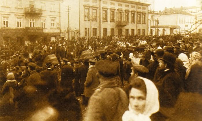 Sobre el tiroteo en una manifestación política en Minsk 1905 año
