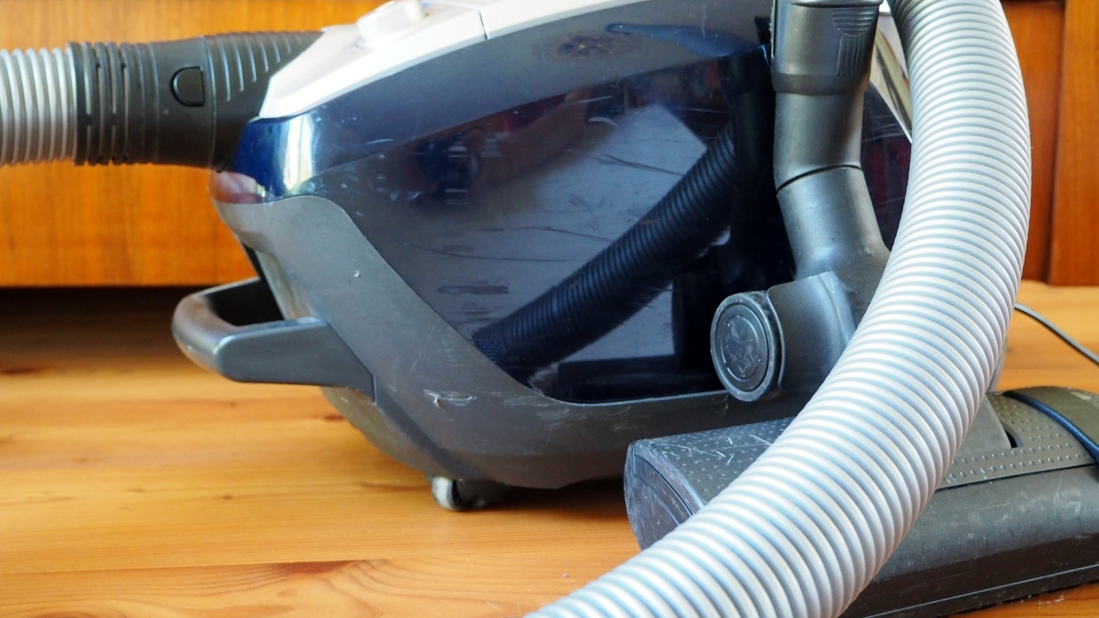 Vacuum cleaners with a container for collecting dust: rating-2020 according to FAN