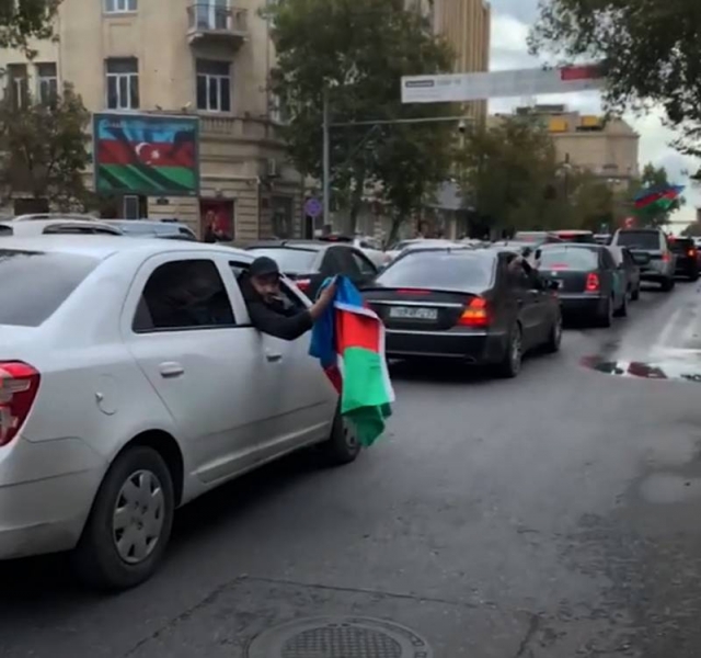 En Bakú, la gente empezó a reunirse en las calles tras las declaraciones sobre la toma del control de Shushi.