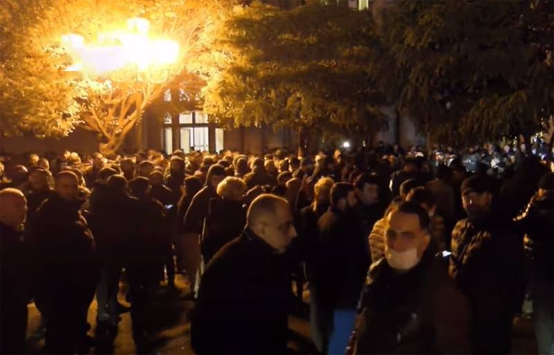 埃里温爆发骚乱, 示威者占领国会大厦