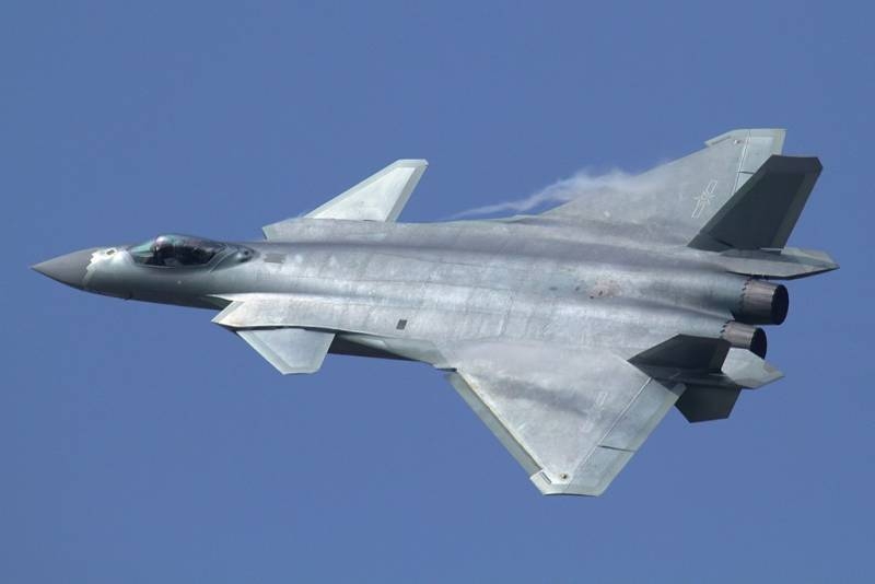 外国媒体: Китайский истребитель J-20 может одолеть американские F-22 с помощью особой тактики