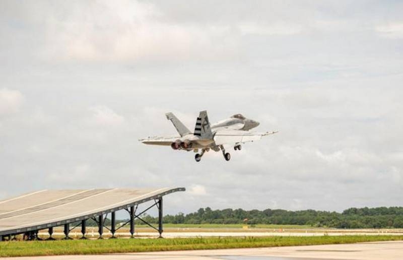 Американский палубный истребитель F/А-18E Super Hornet испытали взлетом с трамплина