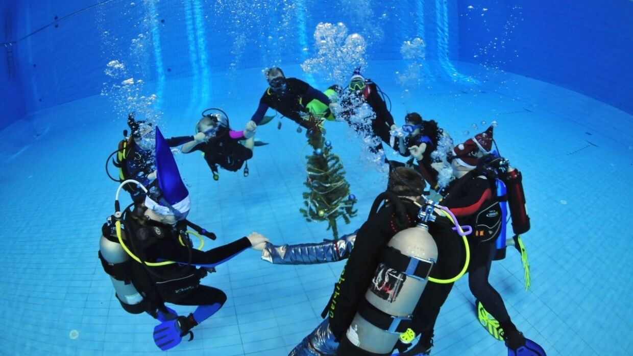 Дайверы организовали детский хоровод вокруг елки под водой в Пензе, ФАН публикует фото