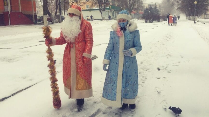 Дед Мороз со Снегурочкой караулят жителей Саранска на улицах города