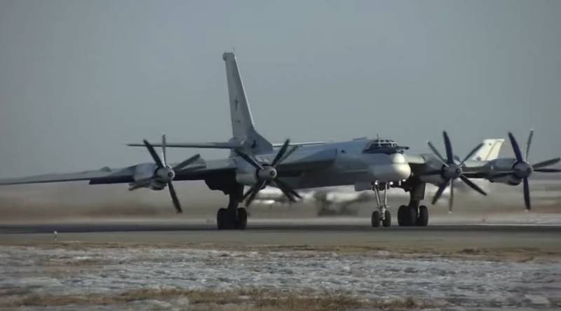 俄罗斯联邦远程航空日: 改装后的Tu-95MS战略轰炸机与无人机进行联合飞行