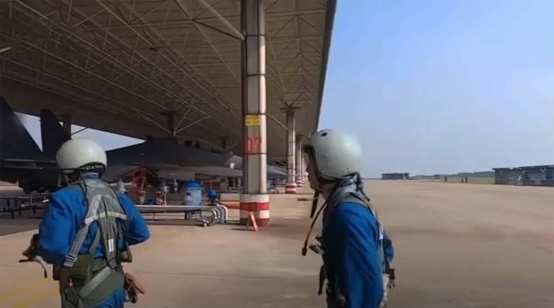 «Для отработки возможного обнаружения стелс-истребителей»: на тренировках в Китае задействовали самолёты Су-30