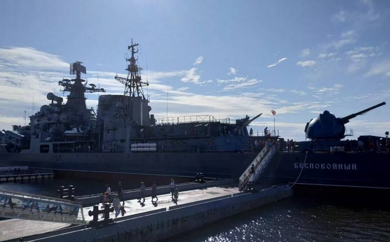 Americans comment on the theft of two bronze propellers from a Russian destroyer