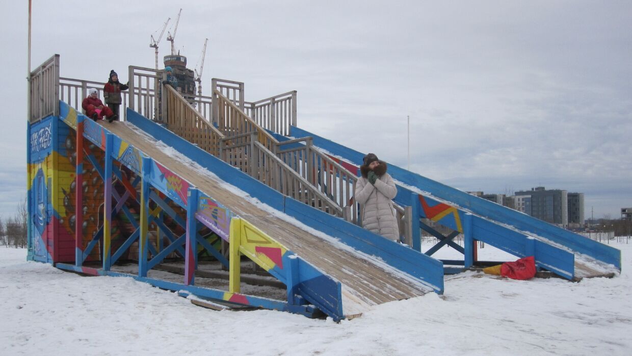 Children are crippled on an ice slide in the center of Penza