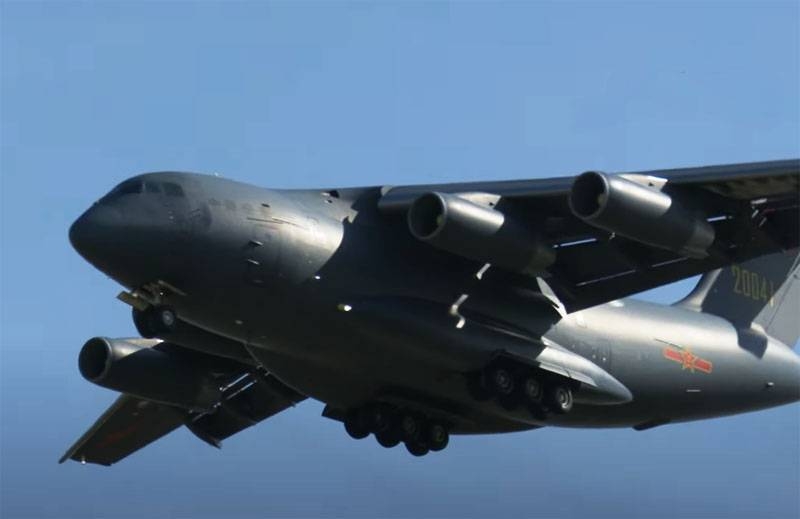 中国运20军用运输机首次降落在有争议的南沙群岛