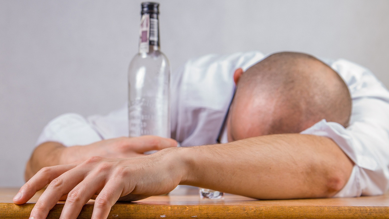 Narcologist told, how to deal with a hangover