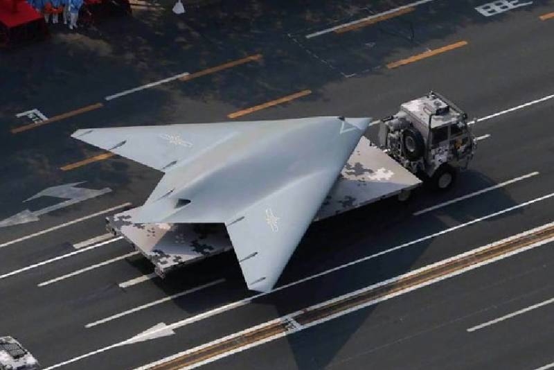 A publié une photo du drone furtif chinois GJ-11 avec une buse plate en vol