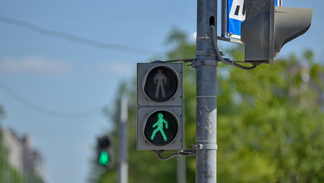 Penza citizen stopped the movement of cars, to take grandma across the crosswalk