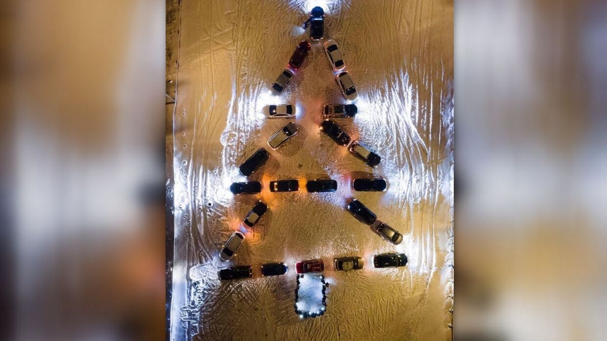 Penza motorists built a Christmas tree from their own cars
