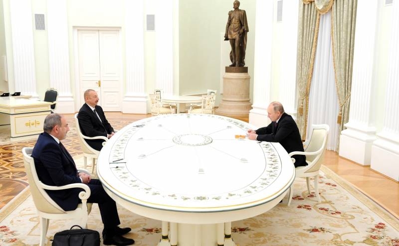 Des psychologues commentent les photos de la réunion de Poutine, Aliyev et Pashinyan au Kremlin