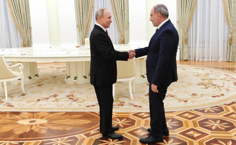 Психологи комментируют фото со встречи Путина, Алиева и Пашиняна в Кремле